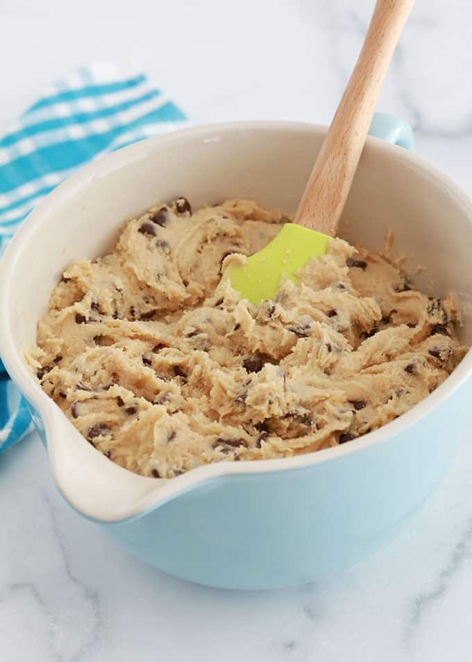 Pâte à cookies americain aux pépites de chocolat crue dans un bol