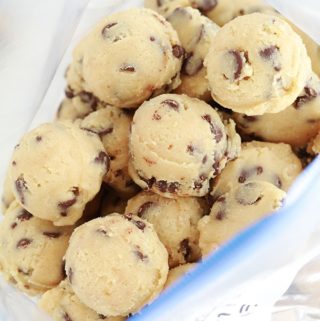 Boules de pates a cookies crue fermes dans un sac de congelation pretes a congeler