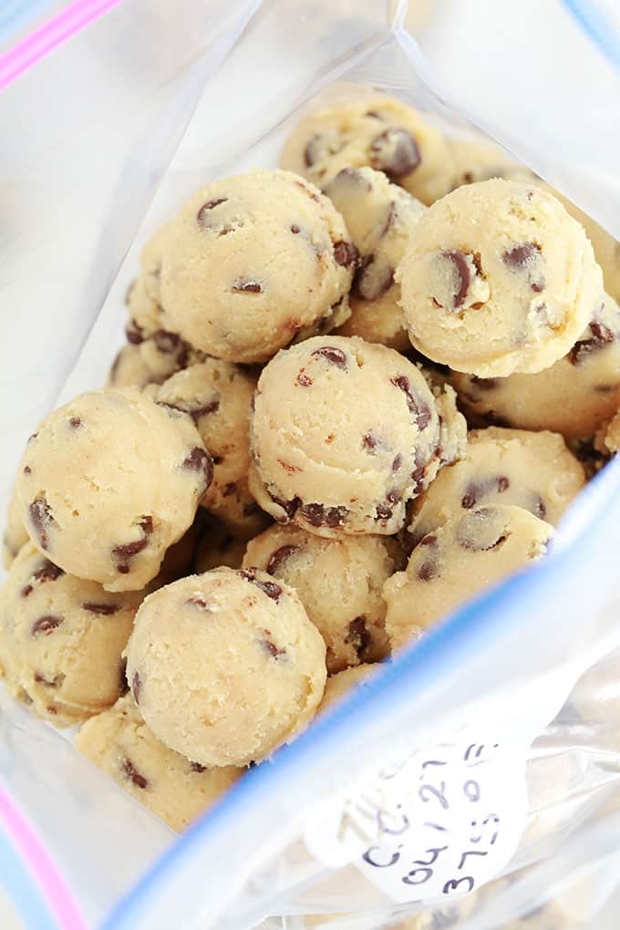 Boules de pates a cookies crue fermes dans un sac de congelation pretes a congeler