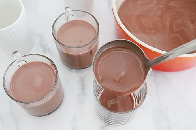 Cacao chaud américain servi dans des mugs avec une louche