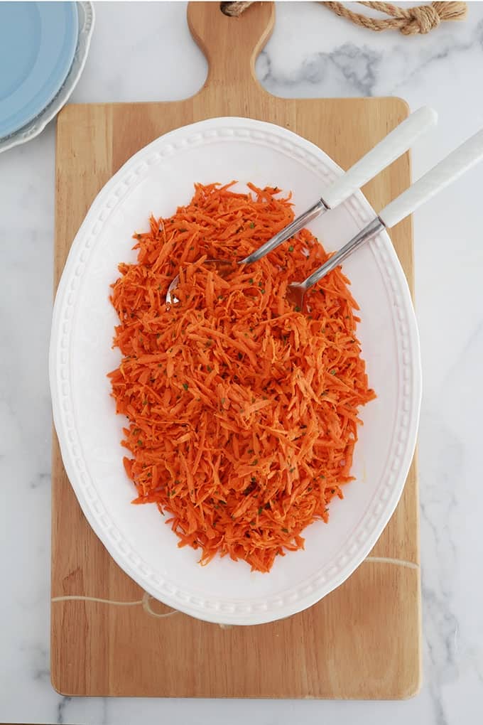 Salade de carottes râpées dans un plat de service