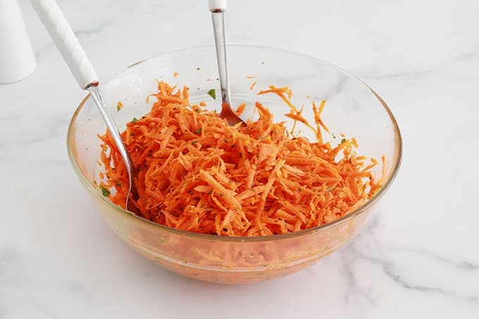 Salade de carottes râpées assaisonée de vinaigrette dans un saladier