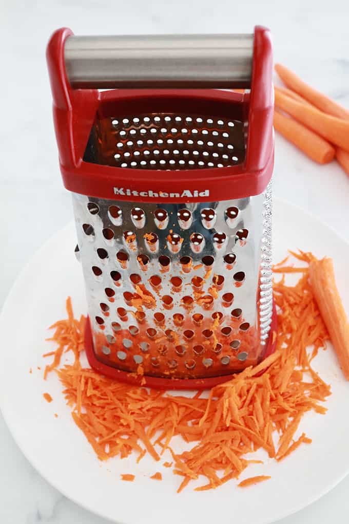 carottes râpées avec une boîte à rape