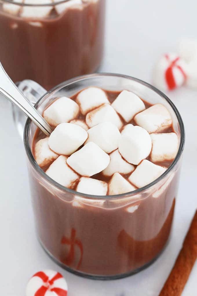 Cacao chaud américain Hot cocoa dans des mugs avec morceaux de guimauve