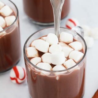 Cacao chaud américain Hot cocoa dans des mugs avec morceaux de guimauve