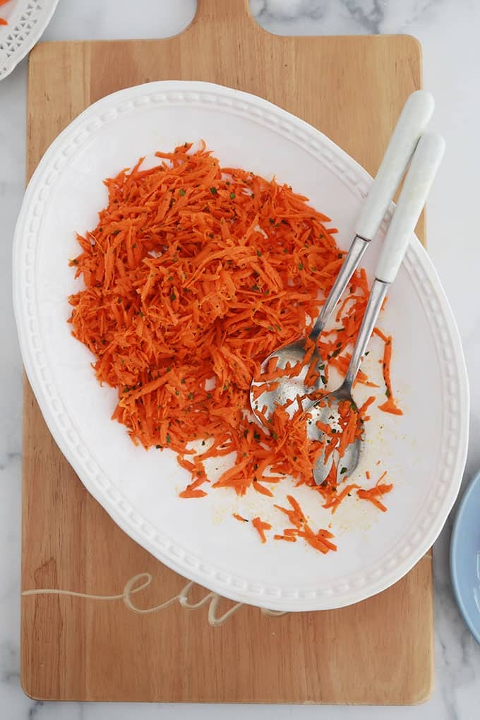 Salade de carottes râpées dans un plat de service