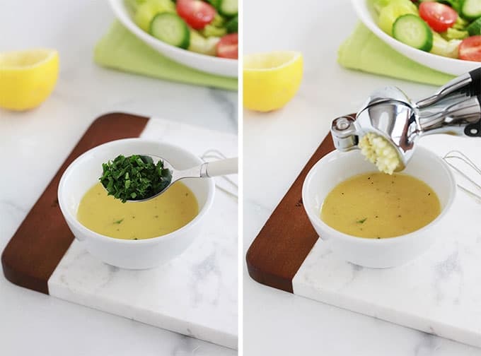 Vinaigrette au citron moutarde huile dans un bol avec ajout de persil haché et ail pressé