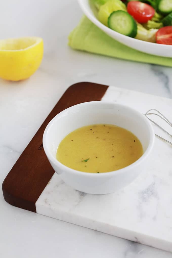 Vinaigrette citron moutarde ail dans un petit bol