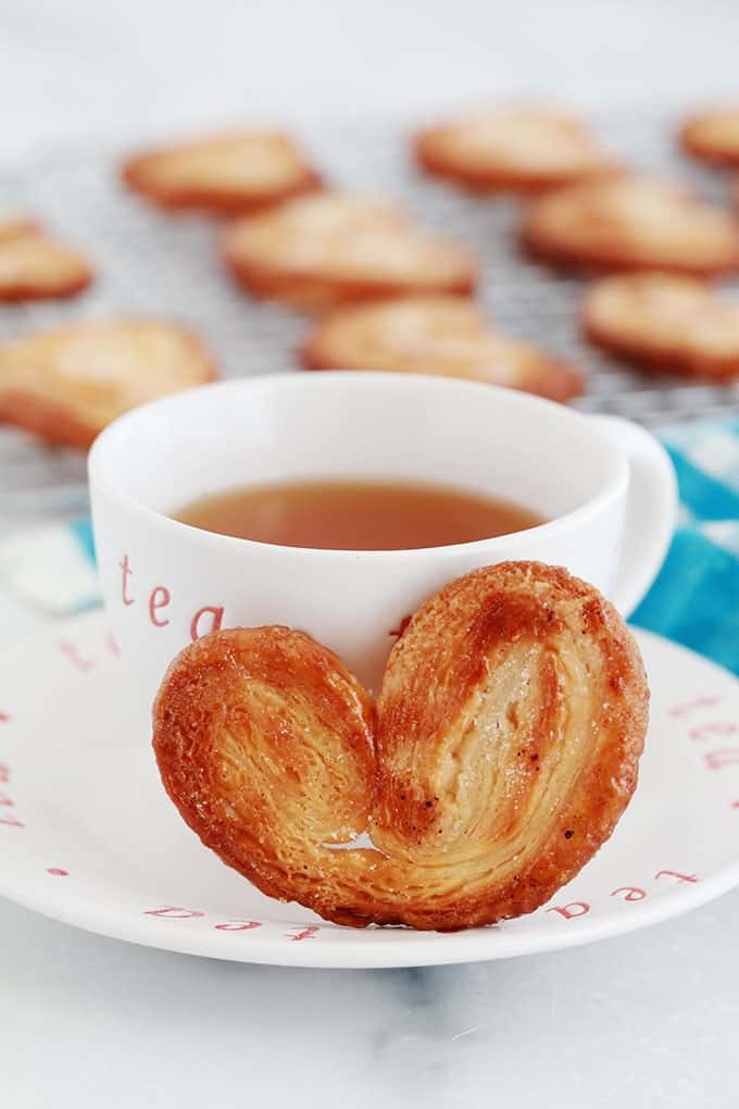 Palmiers, biscuits sucrés feuilletés et une tasse de thé