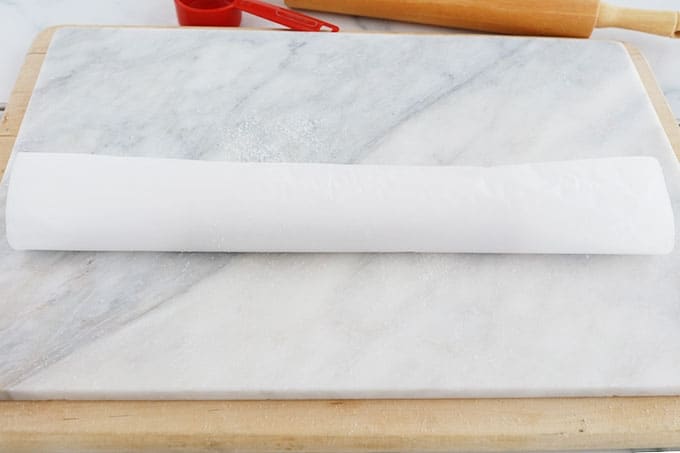 Rouleau de pâte feuilletée dans du papier cuisson (papier parchemin)