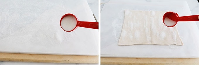 Plan de travail saupoudré avec du sucre, pâte feuilletée rectangulaire sur le plan de travail saupoudré de sucre
