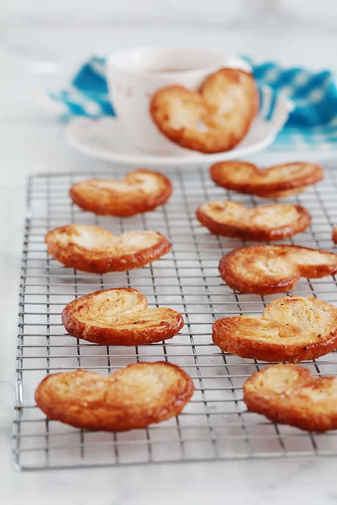 Biscuits palmiers sucré sur une grille et une tase de thé