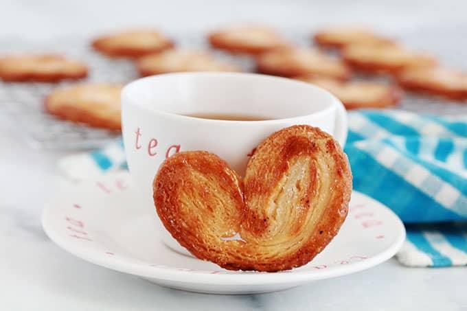 Palmiers, biscuits sucrés feuilletés et une tasse de thé