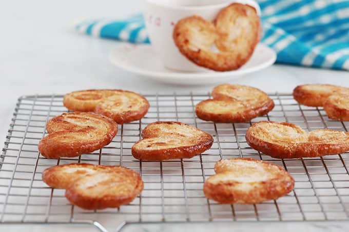 Biscuits palmiers sucré sur une grille et une tase de thé