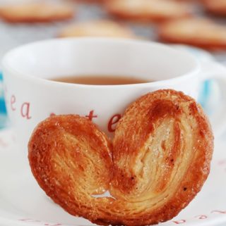 Palmiers, biscuits sucrés feuilletés et une tasse de thé