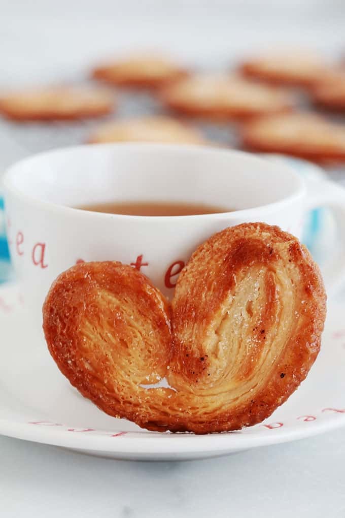 Palmiers, biscuits sucrés feuilletés et une tasse de thé