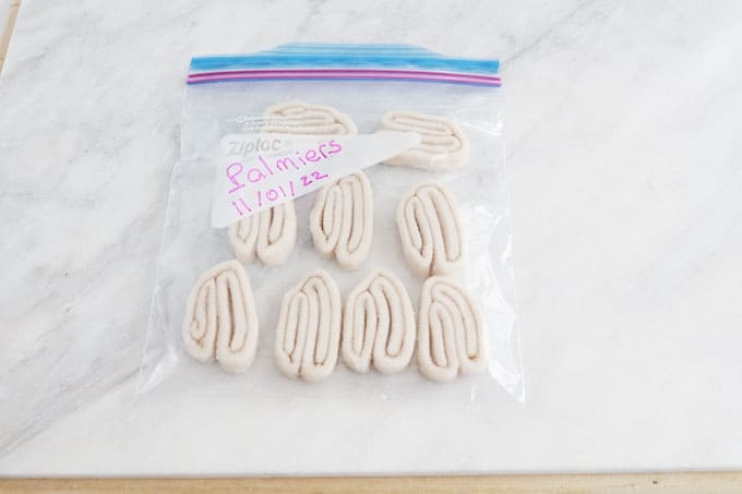 Tranches de pâte feuilletée pour palmiers avant cuisson dans un sac de congélation