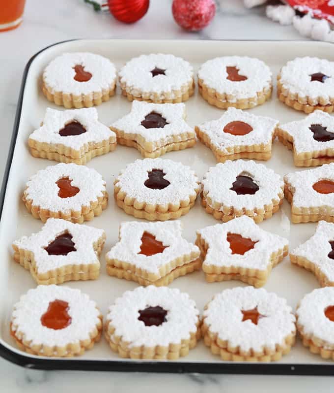 Sablés Linzer (biscuits de Noel aux amandes), ultra moelleux et fondants. Recette très facile. Ce sont des biscuits sandwich assemblés avec de la confiture (framboise, abricot, ...) Parfaits pour offrir. Délicieux au goûter avec du lait, café ou thé :)