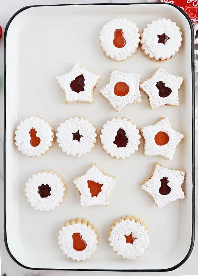 Sur un grand plateau, des biscuits sablés de Noel LINZER à la confiture de framboise et confiture d'abricot.