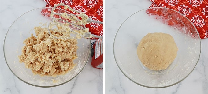 Bol à gauche : pâte à sablés linzer, bol a droite : pâte ramassée en boule.