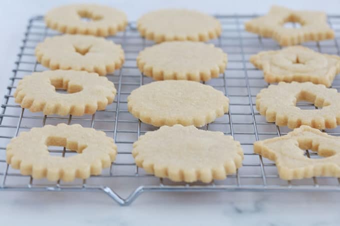 Biscuits Linzer de Noel cuits sur une grille de refroidissement.