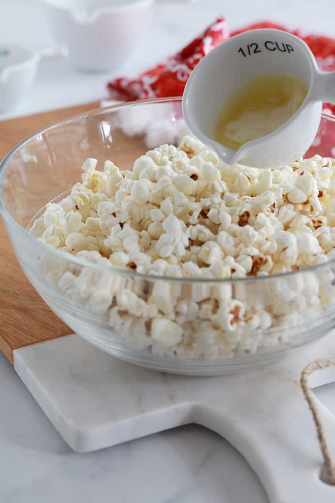 Pop-corn maison dans un bol avec du beurre fondu.