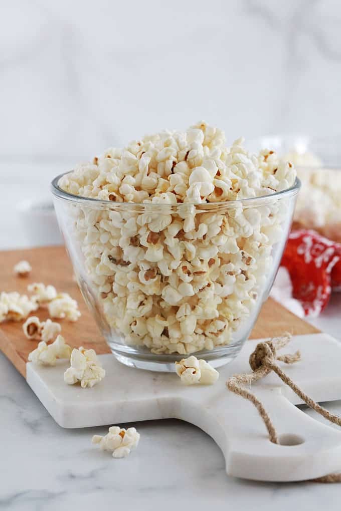 Pop-corn (mais soufflé ou mais éclaté) dans un bol.