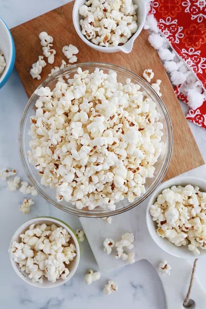 Popcorn (mais soufflé) maison dans des bols.