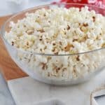 Pop-corn fait maison dans un grand bol.