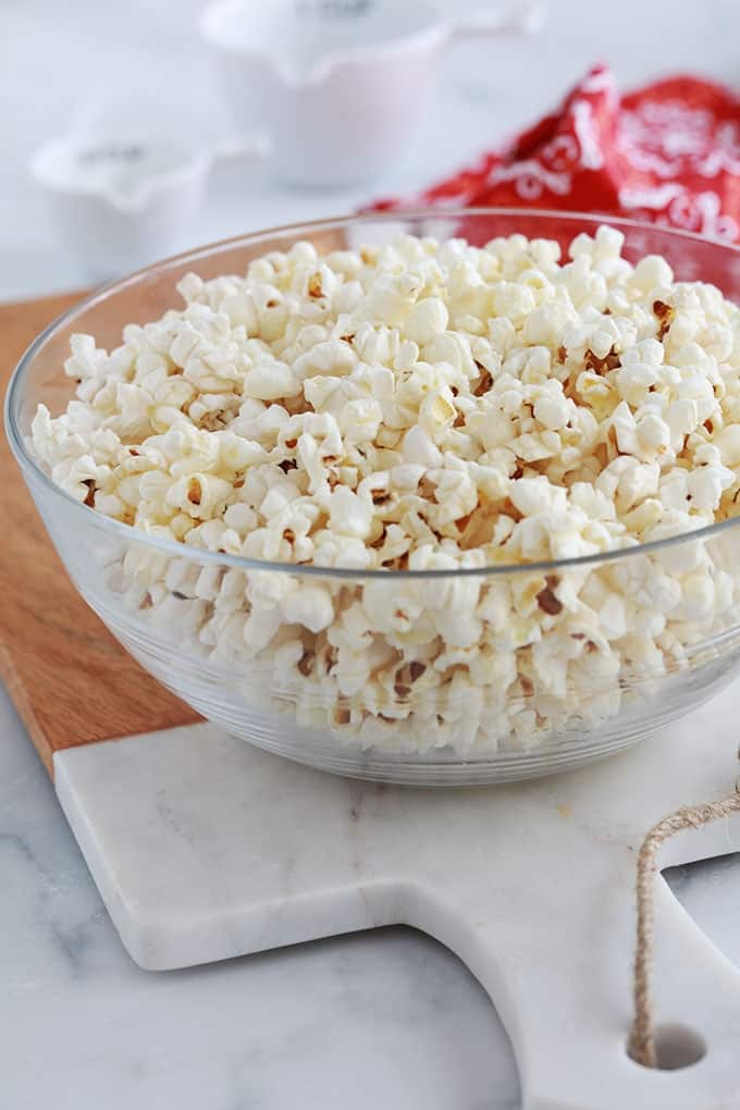 Pop-corn fait maison dans un grand bol.