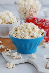 Pop-corn fait maison dans des bols.