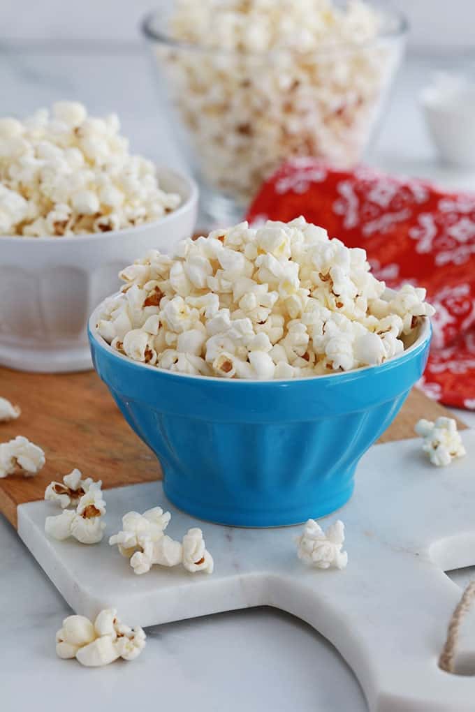 Pop-corn fait maison dans des bols. 