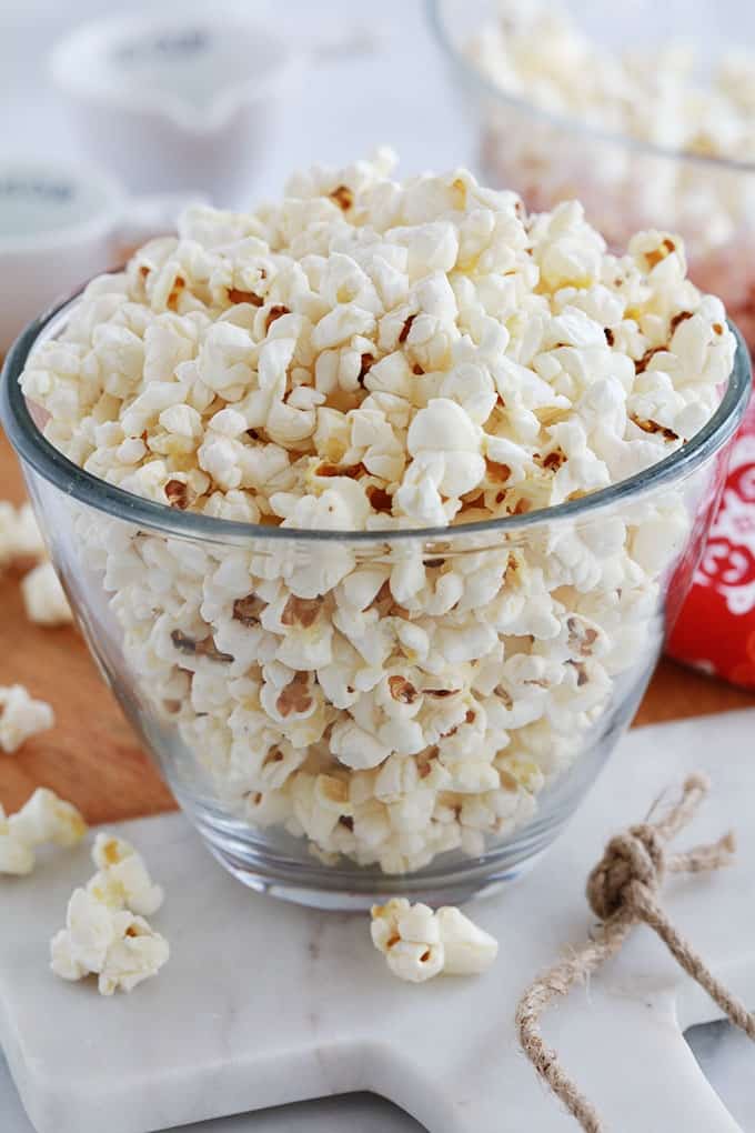 Pop-corn fait maison dans un bol.