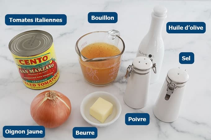 Ingrédients de la soupe tomate maison : tomates italiennes en boîte, bouillon, oignon jaune, beurre, huile d'olive, sel et poivre.