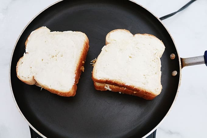 Deux sandwichs Grilled Cheese dans une poêle.