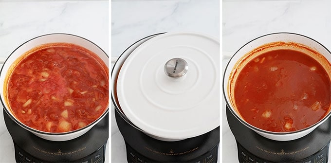 Cuisson de la soupe de tomates dans une cocotte en fonte à demi couvert.