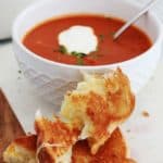 Dans un bol, soupe tomate maison et sandwich au fromage fondu (grilled cheese sandwich).