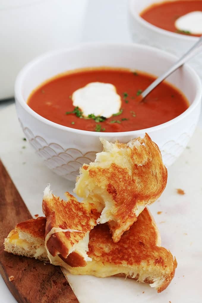 Dans un bol, soupe tomate maison et sandwich au fromage fondu (grilled cheese sandwich).
