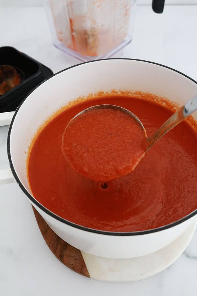 Soupe tomate maison mixee dans une cocotte.