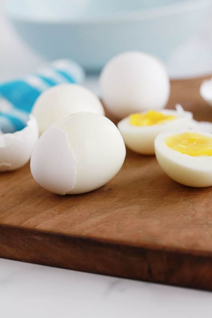 Oeufs durs sur une planche en bois.