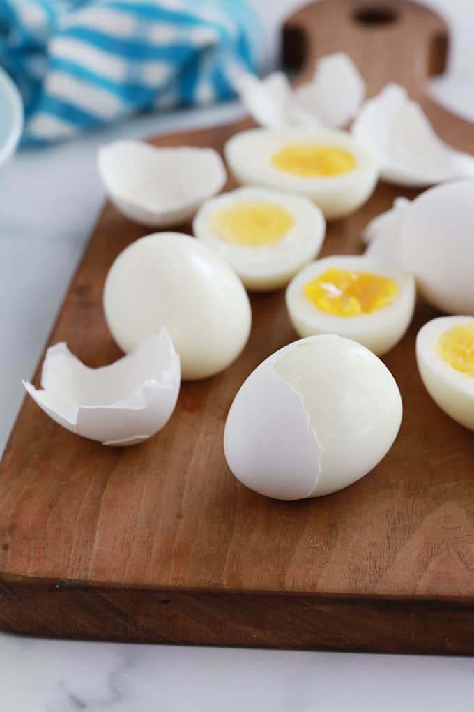 Oeufs durs sur une planche en bois.