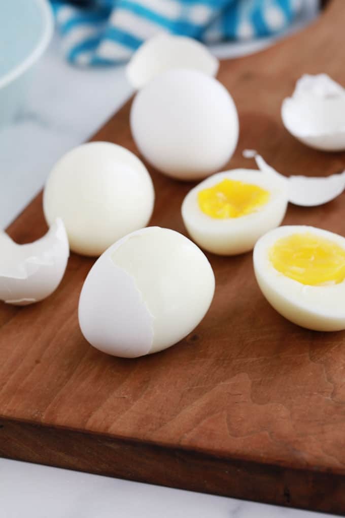 Oeufs durs sur une planche en bois.