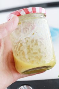 Sauce vinaigrette émulsionnée dans un pot à confiture avec couvercle hermétique
