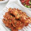 Brochettes de poulet au paprika et aux herbes cuites au four, poêle ou barbecue. C’est une recette très facile et rapide (en dehors du temps de macération). La marinade est composée de paprika, cumin, coriandre, herbes de Provence, poivre et huile d’olive. Idées d'accompagnement : du riz et une salade ou dans un sandwich pita avec des crudités et une sauce… C’est simple et délicieux.