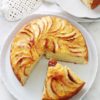 Délicieux gâteau au yaourt aux pommes, fondant et moelleux à souhait. C'est la recette du gâteau au yaourt classique dans laquelle sont ajoutées des pommes. Facile à faire et à mémoriser. Tellement simple que vous pouvez le faire avec les enfants.