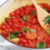 Délicieuse sauce tomate express ; prête en 10 minutes. Peu d'ingrédients : tomates cerises, ail, huile d'olive, sel et poivre, basilic. Idéale pour les pâtes, viandes et poissons, légumes grillés...