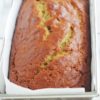 Recette du Banana bread américain, hyper moelleux. C'est la recette traditionnelle du fameux cake à la banane des USA. Tout simple et tellement bon! Anti-gaspi : il vous permet d'écouler vos bananes trop mûres que personnes ne veut plus manger! Vous avez besoin de deux saladiers et une fourchette pour mélanger les ingrédients, pas de robot ni batteur électrique.